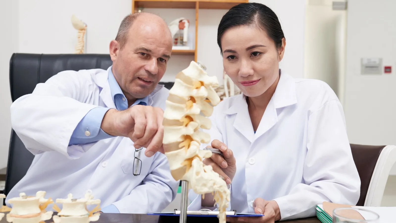 ¿Qué especialista trata la bursitis?